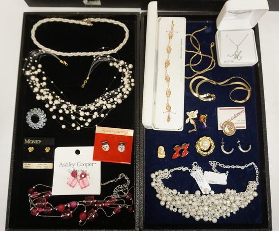 JEWELRY LOT: LOT OF COSTUME JEWELRY INCLUDING ASHLEY COOPER, MONET, TOTALLY DIAMONDS ETC
