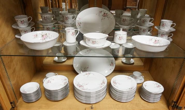 95 PC NORITAKE *MARIANNE* DINNERWARE SET (1 of 3)