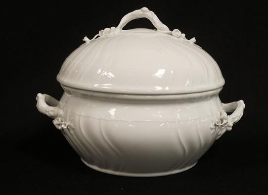 KPM LARGE COVERED TUREEN (1 of 4)