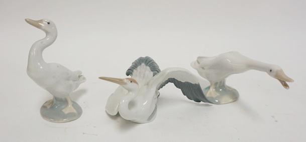 3 LLADRO PORCELAIN BIRDS: 3 LLADRO PORCELAIN BIRDS. 2 GEESE AND A WADING BIRD. TALLEST 5 3/4 IN