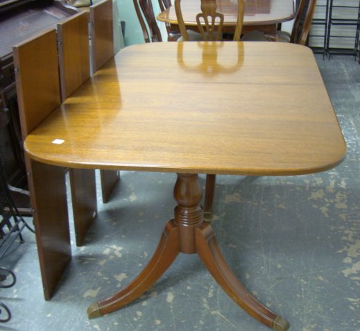 DOUBLE PEDESTAL DINING TABLE W/3 LEAVES; MAHOGANY