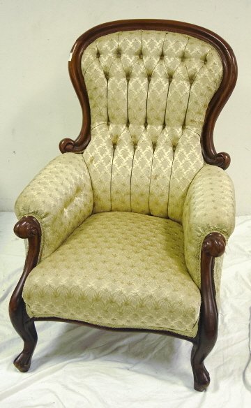 WALNUT VICTORIAN ARM CHAIR, TUFTED BACK; 39 3/4 I