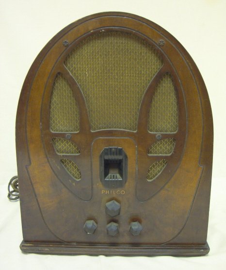 PHILCO CATHEDRAL TABLE TOP RADIO, WOODEN CASE; SU