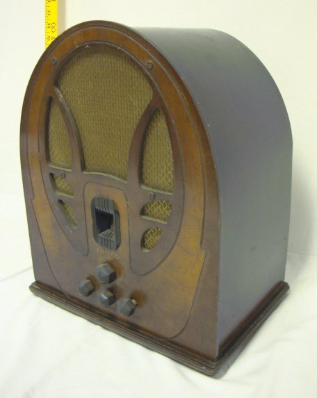 PHILCO CATHEDRAL TABLE TOP RADIO, WOODEN CASE; SU - 2