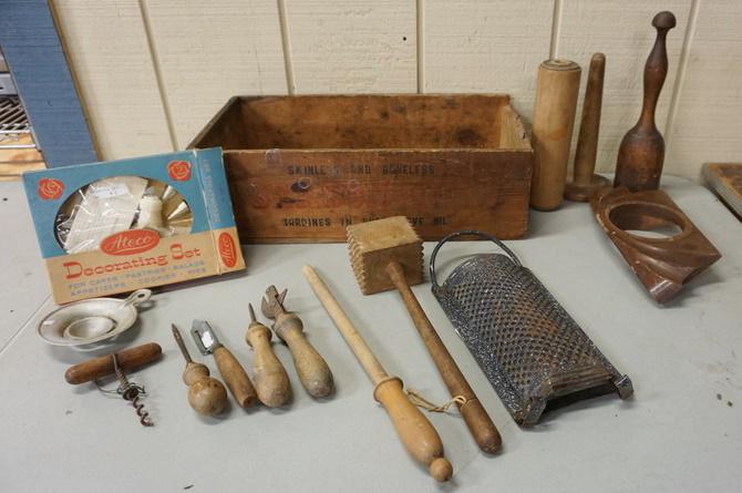 LOT OF KITCHEN ITEMS (1 of 4)