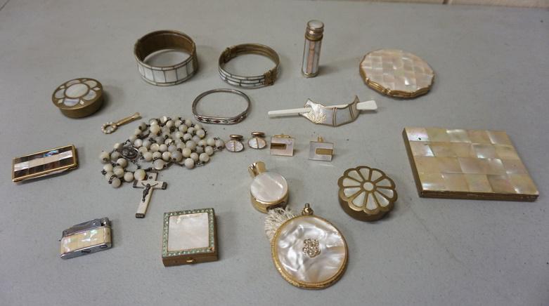 LOT OF ASSORTED MOTHER OF PEARL ITEMS: LOT OF ASSORTED MOTHER OF PEARL JEWELRY & 2 COMPACTS, ETC