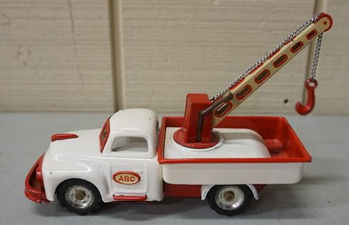 VINTAGE TIN FRICTION TOW TRUCK (1 of 2)
