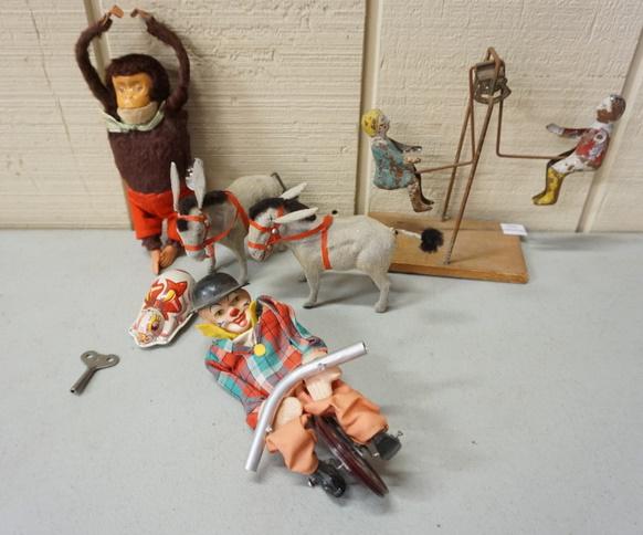 LOT OF VINTAGE TOYS (1 of 4)