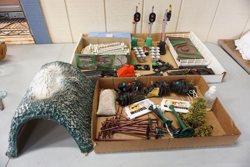 MODEL TRAIN ACCESSORIES (1 of 3)