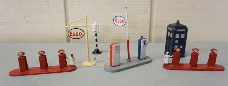 DINKY & LESNEY GAS PUMPS &  PHONE BOOTH (1 of 3)