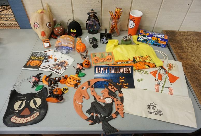 LOT OF VINTAGE HALLOWEEN: LOT OF VINTAGE HALLOWEEN INCLUDING BAGS, MASKS, WALL DECORATIONS, & ACCENT PIECES