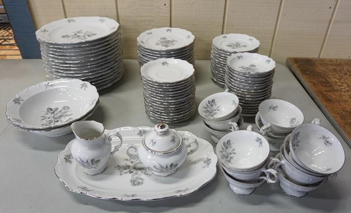 LOT OF BAVARIA SCHUMANN DINNERWARE (1 of 2)