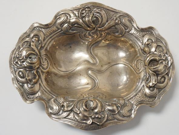 STERLING SILVER BOWL W/EMBOSSED FLOWERS: STERLING SILVER BOWL W/EMBOSSED FLOWERS, 7 5/8 IN X 6 1/8 IN X 1 5/8 IN HIGH, 3.36 TROY OZ