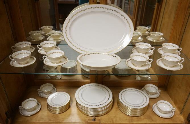 62 PIECE LENOX *GOLDEN WREATH* DINNERWARE SET (1 of 3)