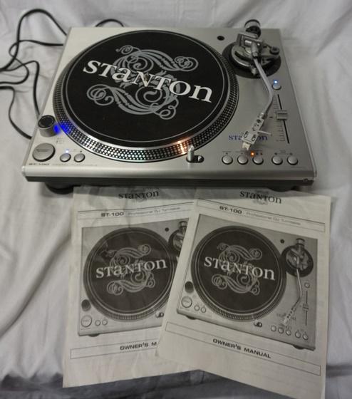 STANTON ST-100 TURNTABLE: STANTON ST-100 TURNTABLE W/MANUALS, POWERS UP, NO FURTHER TESTING DONE, ESTATE ITEMS SOLD AS IS, ALL VINTAGE ELECTRONICS SHOULD BE LOOKED AT BY A QUALIFIED SERVICE PERSONEL BEFORE USE