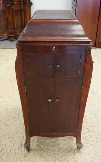 VICTOR MAHOGANY FLOOR MODEL VICTROLA: VICTOR MAHOGANY FLOOR MODEL VICTROLA #70101.
