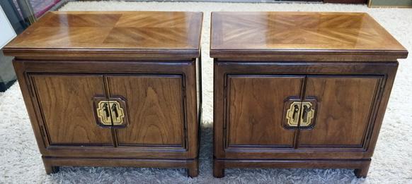 PAIR OF THOMASVILLE 2 DOOR NIGHT STANDS: PAIR OF THOMASVILLE 2 DOOR NIGHT STANDS