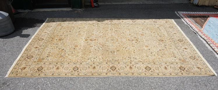 AREA RUG: AREA RUG, 9 FT X 6 FT