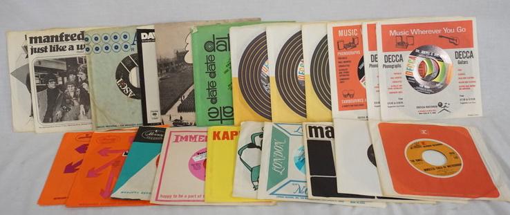 LOT OF 18 BRITISH BEAT GROUPS 45S: LOT OF 18 BRITISH BEAT GROUPS 45S INCLUDING; DAVID BOWIE, MANFRED MANN, THE MARMALADE, SPOOKY TOOTH, DAVE EDMUNDS, THE KINKS, AMEN CORNER, THE SEARCHERS, THEM, DAVID ESSEX, CHAD & JEREMY, THE ZOMBIES