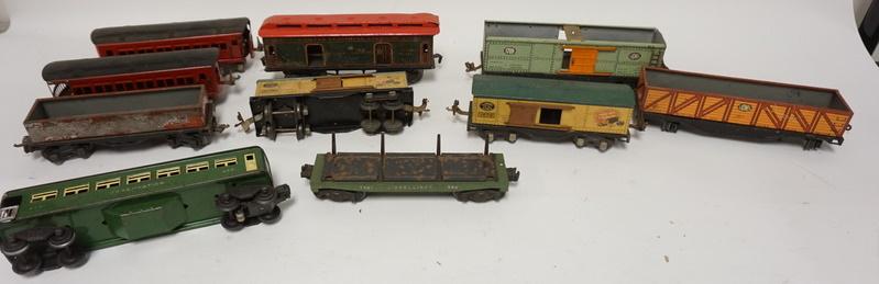 LOT OF 10 ASSORTED LIONEL AND OTHER TRAIN CARS (1 of 3)
