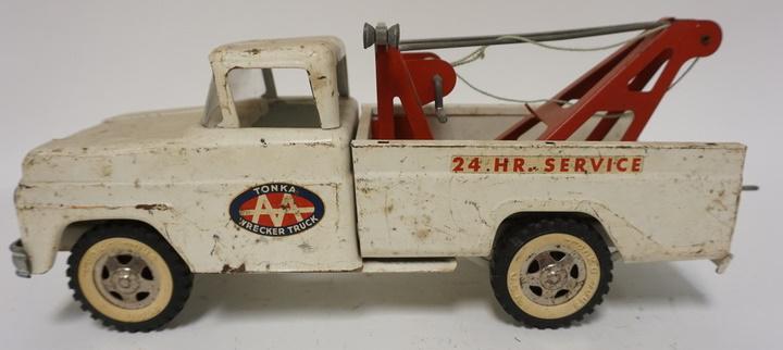 VINTAGE TONKA PRESSED STEEL TOW TRUCK: VINTAGE TONKA PRESSED STEEL TOW TRUCK, *TONKA WRECKING CREW* 14 IN LONG