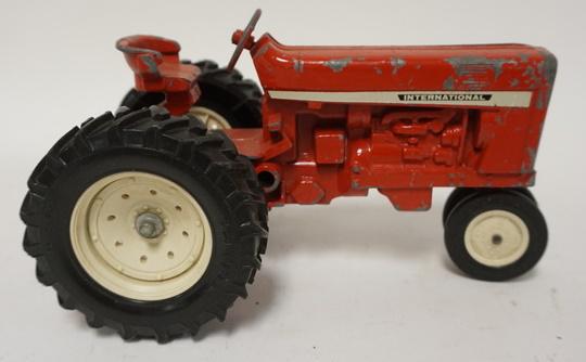 DIE CAST TOY INTERNATIONAL TRACTOR (1 of 2)