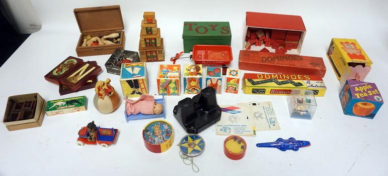 LOT OF VINTAGE PUZZLES, TOYS, BLOCKS, VIEW MASTER AND: LOT OF VINTAGE PUZZLES, TOYS, BLOCKS, VIEW MASTER AND MORE