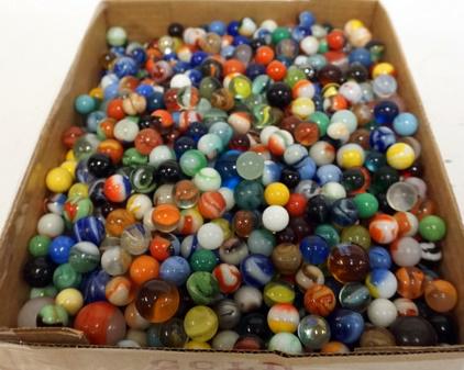 LARGE COLLECTION OF VINTAGE AND ANTIQUE MARBLES (1 of 1)
