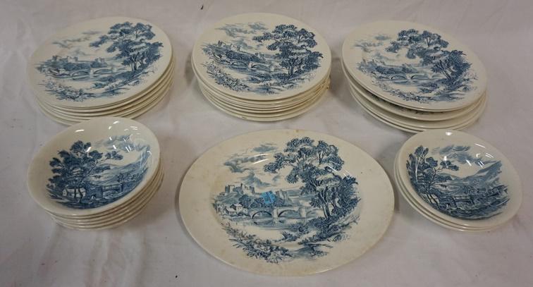 LOT OF WEDGWOOD & CO DINNERWARE: APPROXIMATELY 33 PIECES WEDGWOOD & CO COUNTRYSIDE DINNERWARE