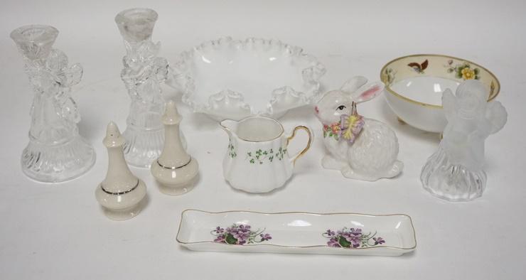 GLASS & CHINA LOT: GLASS & CHINA LOT INCLUDING FENTON, NIPPON ETC.