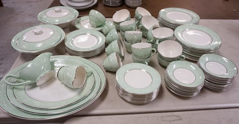 ARKLOW POTTERY LTD. IRELAND DINNERWARE SET (1 of 2)