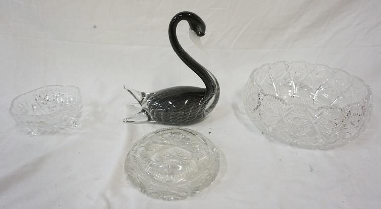 GLASS LOT: GLASS LOT INCLUDING THREE PIECES OF CRYSTAL & LARGE BLOWN GLASS SWAN