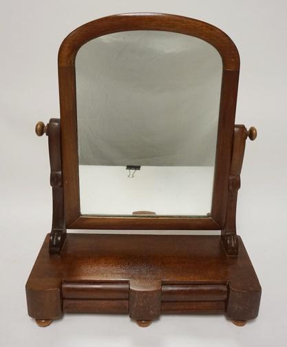 2 DRAWER ANTIQUE SHAVING MIRROR: 2 DRAWER ANTIQUE SHAVING MIRROR W/BUN FEET, 16 3/8 IN WIDE X 21 1/2 IN HIGH