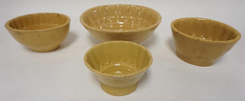 GROUP OF 4 YELLOWARE MOLDS: GROUP OF 4 YELLOWARE MOLDS, LARGEST IS 7 1/2 IN X 9 1/4 IN & HAS A HAIRLINE