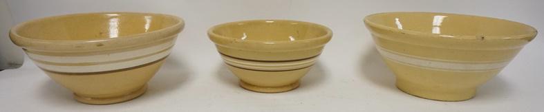 3 YELLOWARE MIXING BOWLS W/BANDED DECORATION: 3 YELLOWARE MIXING BOWLS W/BANDED DECORATION, LARGEST IS 12 1/2 IN DIAMETER, SMALLEST HAS A HAIRLINE