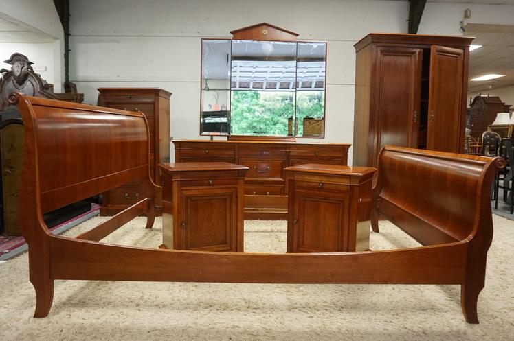 ETHAN ALLEN SIGNATURE SERVICE CHERRY 6 PIECE BEDROOM: ETHAN ALLEN SIGNATURE SERVICE CHERRY 6 PIECE BEDROOM SET INCLUDING LINGERIE CHEST, WARDROBE, LOW CHEST W/TRIPPLE BEVELED MIRROR W/2 NIGHTSTANDS & SLEIGH QUEEN SIZE BED, LOW CHEST HAS LOWER LEFT INLAY 