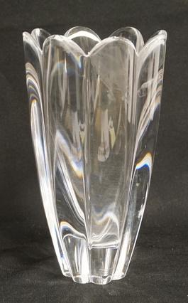 SIGNED ORREFORS VASE: SIGNED ORREFORS VASE HAS ORIGINAL LABEL 8 3/4 IN H