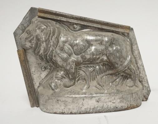 LARGE LION CHOCOLATE MOLD: LARGE LION CHOCOLATE MOLD 8 1/2 IN L 7 IN H