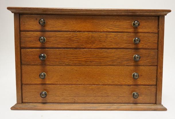 OAK 5 DRAWER SPOOL OR TYPE CABINET: OAK FIVE DRAWER SPOOL OR TYPE CABINET 21 5/8 IN X 15 IN 13 3/4 IN H