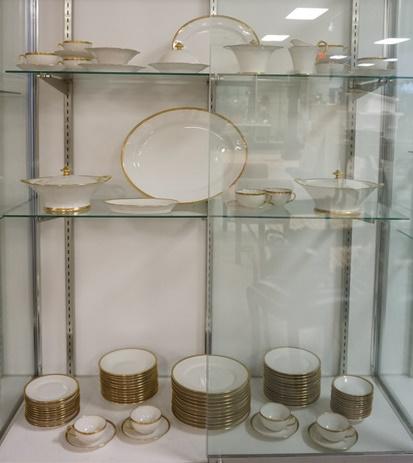 90 PIECE THEODORE HAVILAND LIMOGES DINNERWARE SET: 90 PIECE HAVILAND LIMOGES DINNERWARE SET WHITE W/ PATTERNED GOLD RIMS LARGE PLATTER WITH WELL IS 16 IN