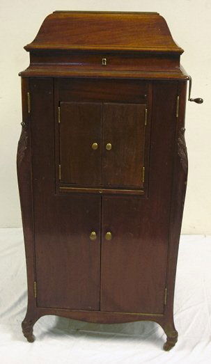 VICTOR FLOOR MODEL VICTROLA, VVXVI; MAHOGANY CASE: VICTOR FLOOR MODEL VICTROLA, VVXVI; MAHOGANY CASE; 48 1/2 IN H, 23 IN W, 23 IN D; SPRING IS BROKEN