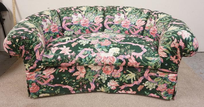 HENREDON FLORAL LOVE SEAT: HENREDON FLORAL LOVE SEAT, APPROXIMATELY 61 IN WIDE