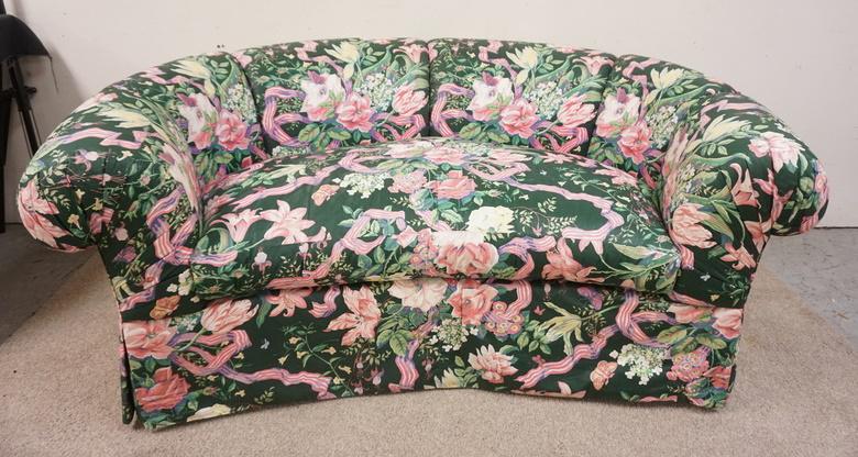 HENREDON FLORAL LOVE SEAT: HENREDON FLORAL LOVE SEAT, APPROXIMATELY 61 IN WIDE