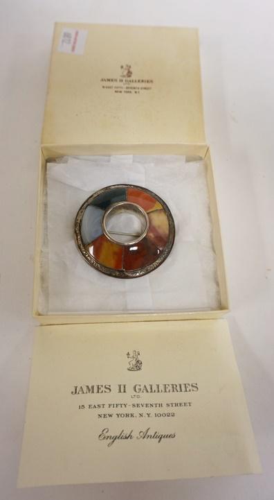 JAMES II GALLERIES SCOTTISH AGATE SET SILVER BROOCH: JAMES II GALLERIES SCOTTISH AGATE SET SILVER BROOCH IN ORIGINAL BOX W/CARD