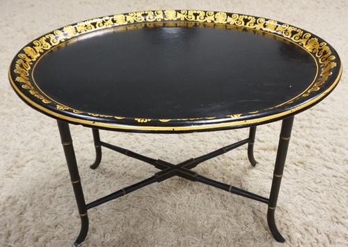 BLACK LACQURED OVAL COFFEE TABLE WITH GILT TRIM: BLACK LACQURED OVAL COFFEE TABLE WITH GILT TRIM BORDER, 29 1/2 IN X 24 IN X 19 1/2 IN HIGH