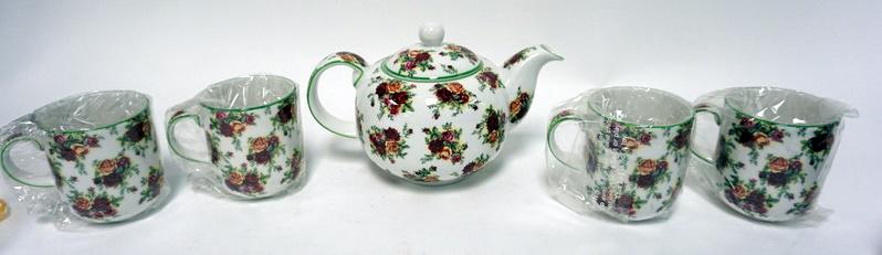 ROYAL ALBERT OLD COUNTRY ROSES TEA POT AND MUGS NIB: ROYAL ALBERT OLD COUNTRY ROSES TEA POT AND 4 MUGS NIB