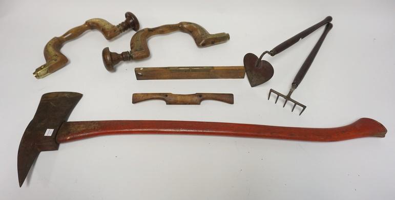 TOOL LOT W/FIRE AXE & BRASS TRIMMED BRACES: TOOL LOT W/FIRE AXE & BRASS TRIMMED BRACES ALSO SPOKE SHAVER, BRASS TRIMMED LEVEL, ETC
