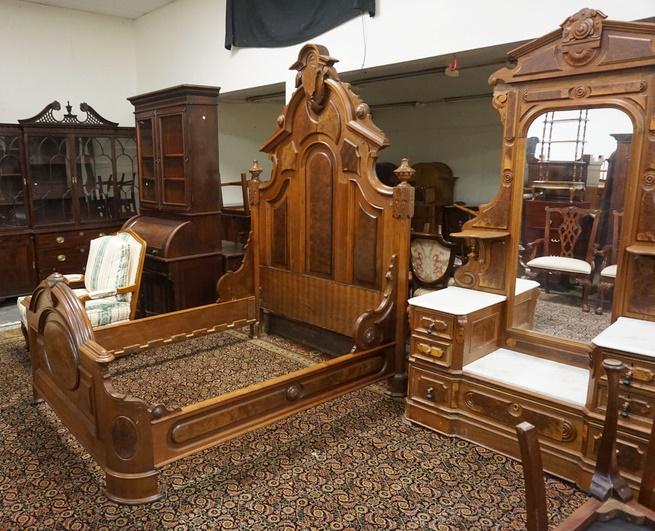 VICTORIAN HIGH BACK BED & MARBLE TOP DROP CENTER: VICTORIAN HIGH BACK BED & MARBLE TOP DROP CENTER DRESSER, DRESSER HAS MIRROR & LAMP STANDS, SOME TRIM PIECES MISSING, REQUIRES RESTORATION, BED IS APPROXIMATELY 90 IN HIGH X 61 1/2 IN WIDE, DRESSER IS