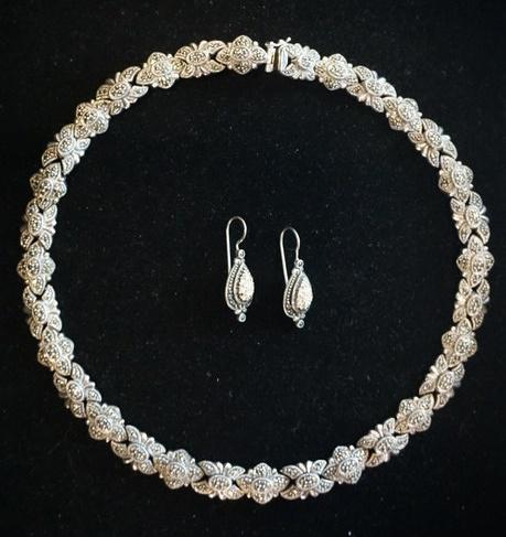 STERLING SILVER & MARCASITE NECLACE & EARRINGS: STERLING SILVER & MARCASITE NECKLACE & EARRINGS COMBINED WEIGHT IS 2.545 TROY OUNCES