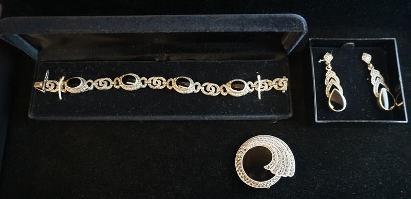 LOT OF STERLING SILVER, MARCASITE & BLACK ONYX JEWELRY: LOT OF STERLING SILVER, MARCASITE & BLACK ONYX JEWELRY; A BROOCH PIN, A BRACELET & A PAIR OF EARRINGS. COMBINED WEIGHT OF ALL INCLUDING STONES IS 1.450 TROY OUNCES